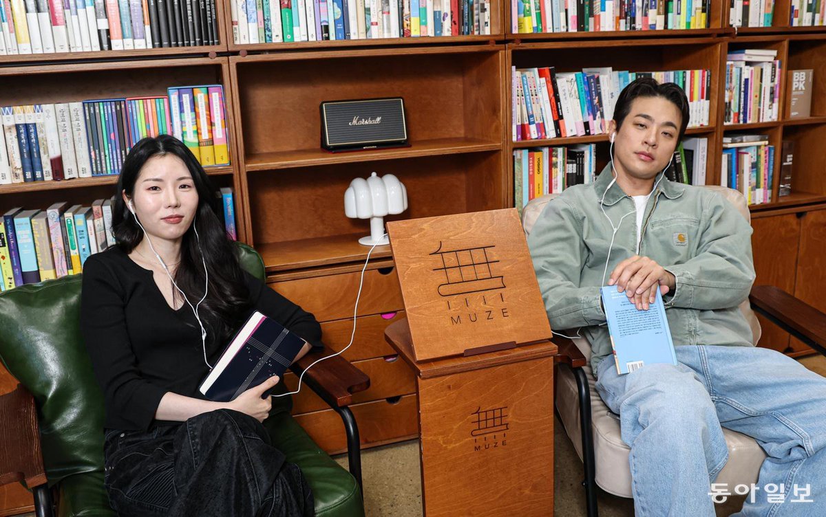 wwaassupp's tweet photo. [단독]종이책보다 ‘듣는 소설’ 먼저… 출판의 경계를 넘다

배우 박정민-소설가 성해나 의기투합
신간 ‘일일 반출록’ 오디오북 위해 갈비-선물 공세로 배우 10여명 섭외

https://t.co/ZjioHeNGns https://t.co/cRW7JAYzCw