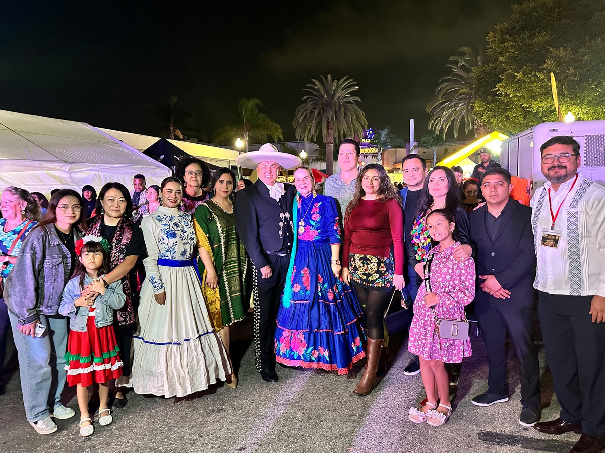 ConsulMexOxn's tweet photo. 🇲🇽❤️ Ayer, el cónsul @Santavelri encabezó #ElGrito de Independencia en #Oxnard, acompañado por cientos de familias de la comunidad. 

Entre música, alegría y orgullo por nuestras raíces, celebramos a México y la fuerza de nuestra comunidad en la #CostaCentral, ¡Viva México! 🇲🇽✨ https://t.co/9W3EGfpFeb