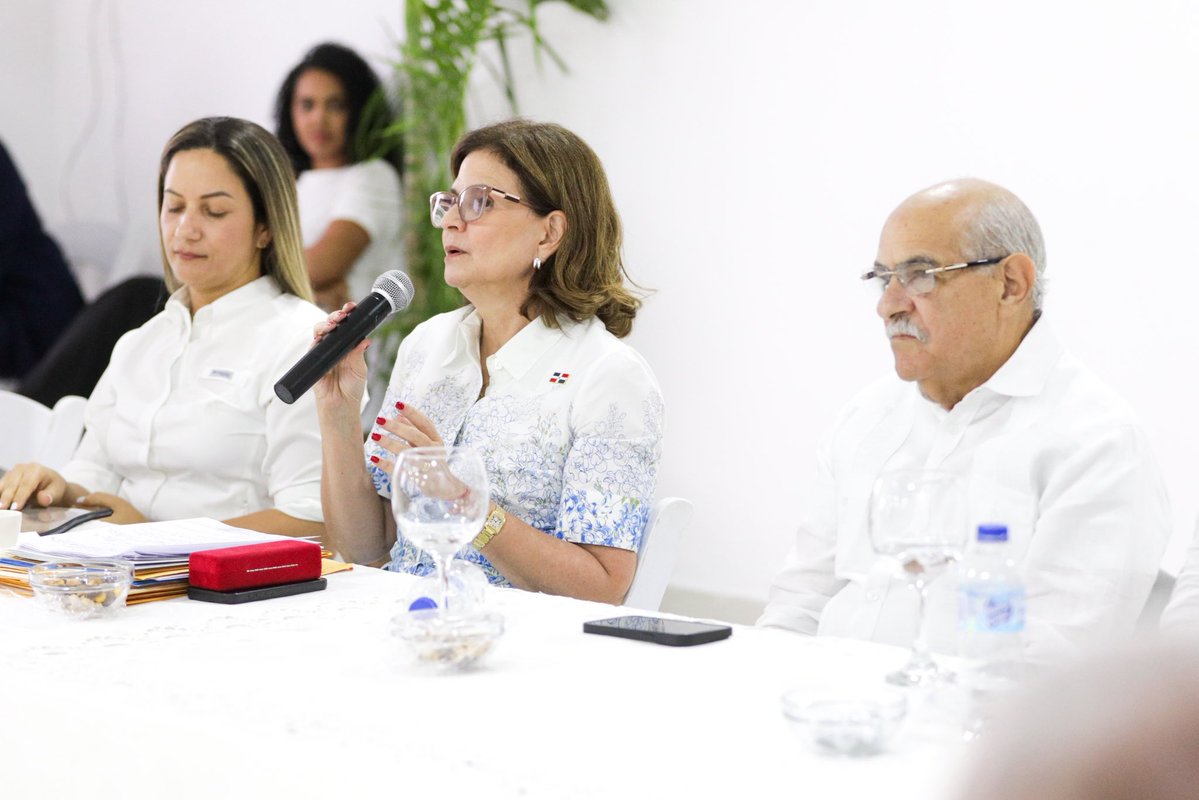 ViceRDo's tweet photo. Para dar seguimiento a las acciones que ejecuta el Gobierno en beneficio de los residentes de 📍Valverde, la vicepresidenta @RaquelPenaVice se reunió con autoridades de la provincia.

La conversación permitió abordar las principales necesidades de sus comunidades y las medidas que continúan impulsándose para darles respuesta.

#RaquelPeña
#VicepresidenciaRD