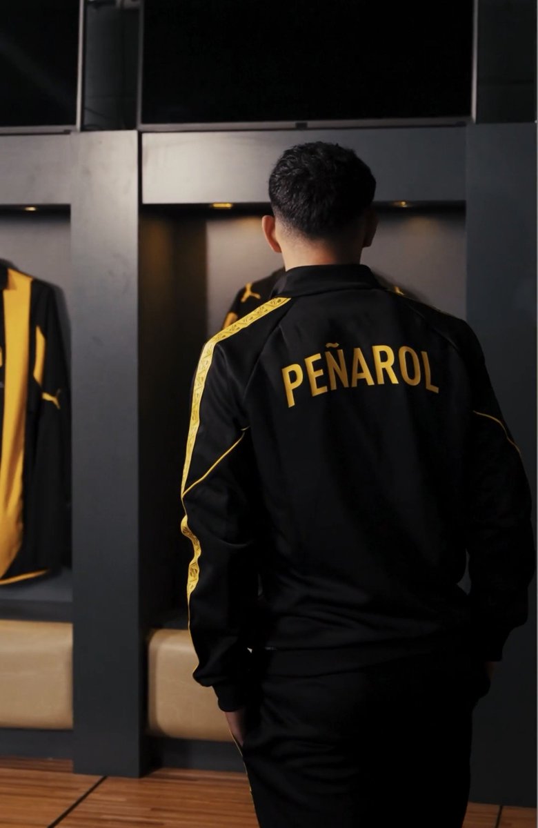 LodeonCAP's tweet photo. Este conjunto es un disparate .
Vení puma cobrame 12 palos me llevo la camiseta, el pantalón y la campera . https://t.co/IinK6EKovR