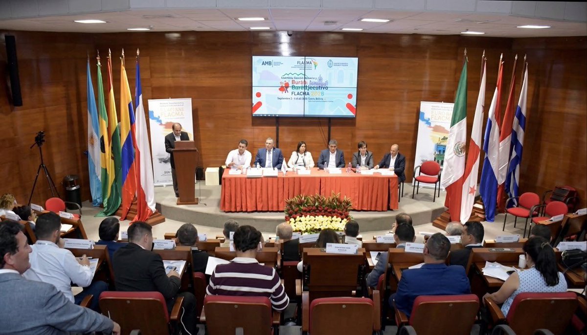 FLACMA_'s tweet photo. #FLACMA celebra su <Asamblea General Ordinaria 2016> en Centro de Convenciones de Sucre🇧🇴 con delegados de 21 países
Miembros plenos eligen Buró Ejecutivo 2026-2029, sancionan reforma estatutaria, evalúan Plan Estratégico y aprueban Declaración de Sucre
#FortalezaMunicipalista https://t.co/xoE3zjSank