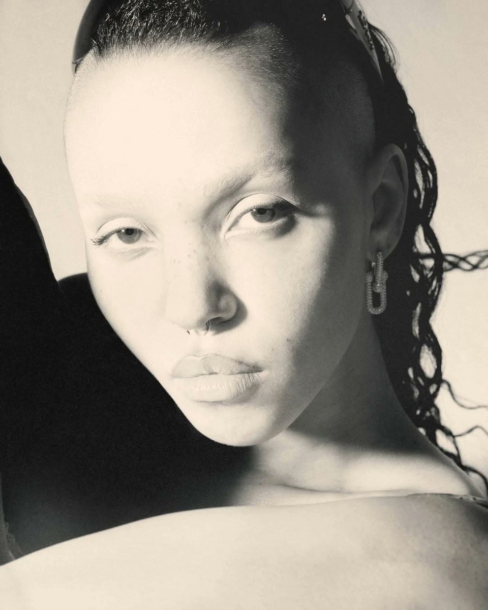 twigsbr's tweet photo. FKA twigs no ano passado para I-D SS25 https://t.co/UphJL5OBUg