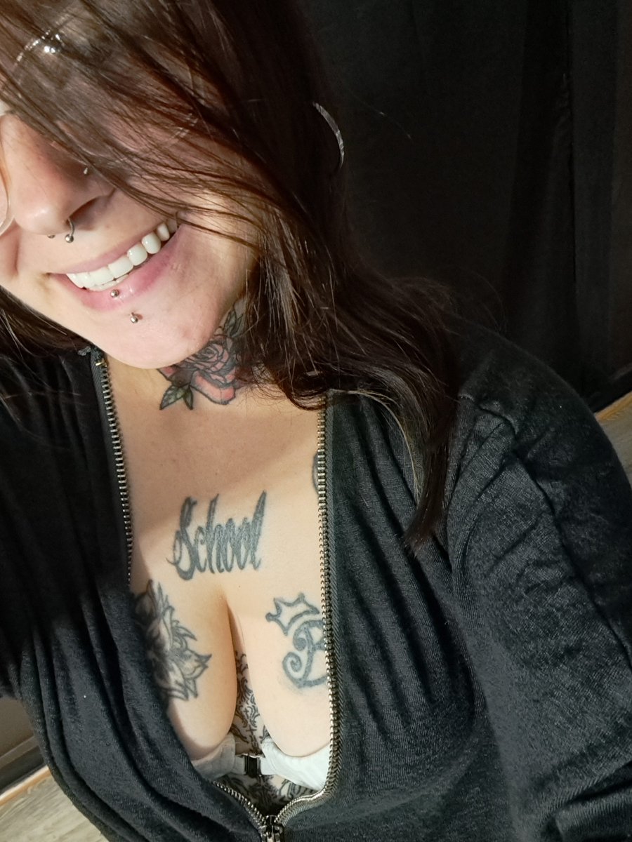 DestinyRos97l's tweet photo. Feeling hot 🔥 🥵  and wet 😋  #tattedmilf #freak #mwah https://t.co/CBEzq35oVV