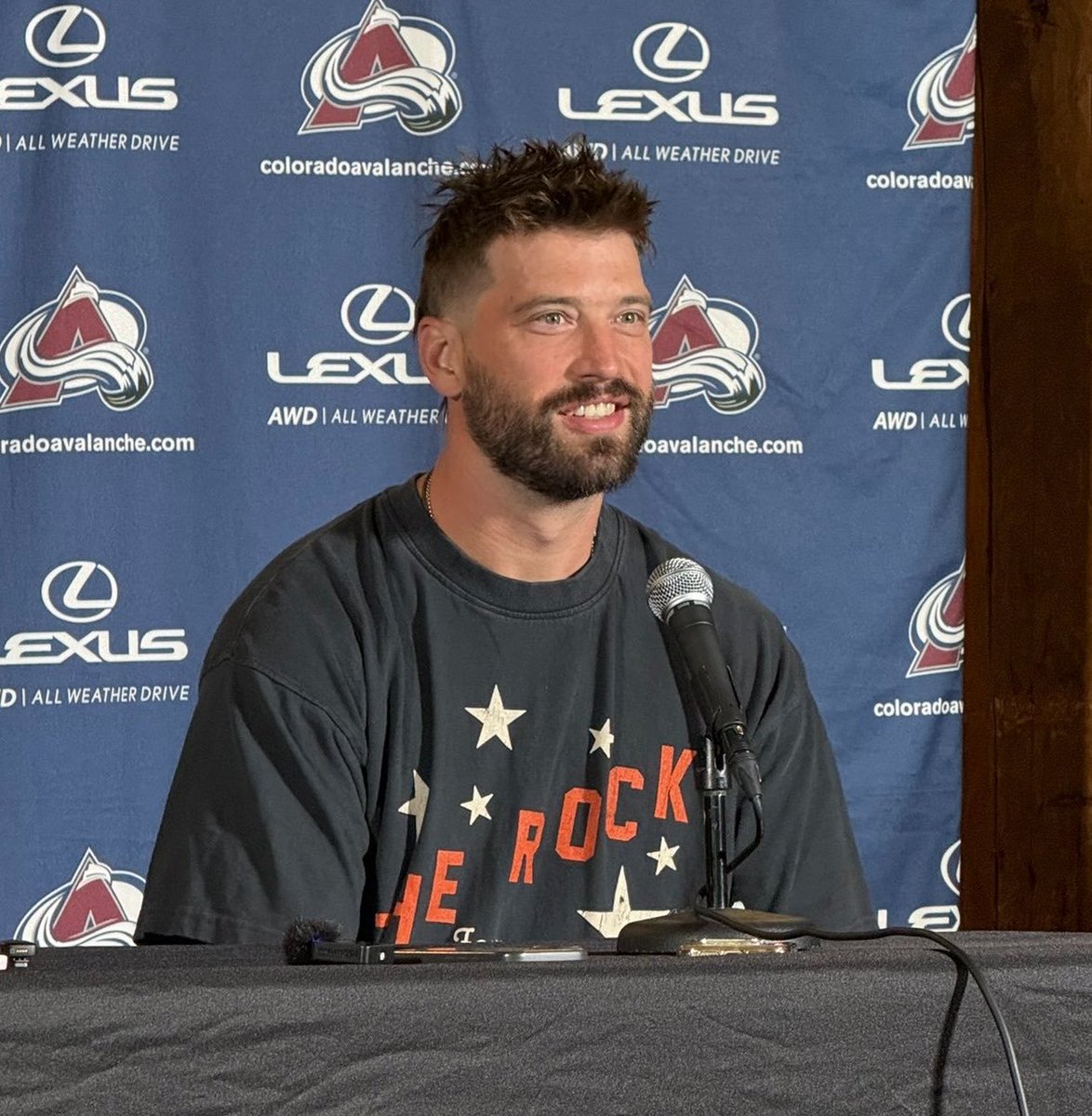 gardensofmisery's tweet photo. there's no way that's brent burns 

we're being lied to https://t.co/JViFJJkVyp