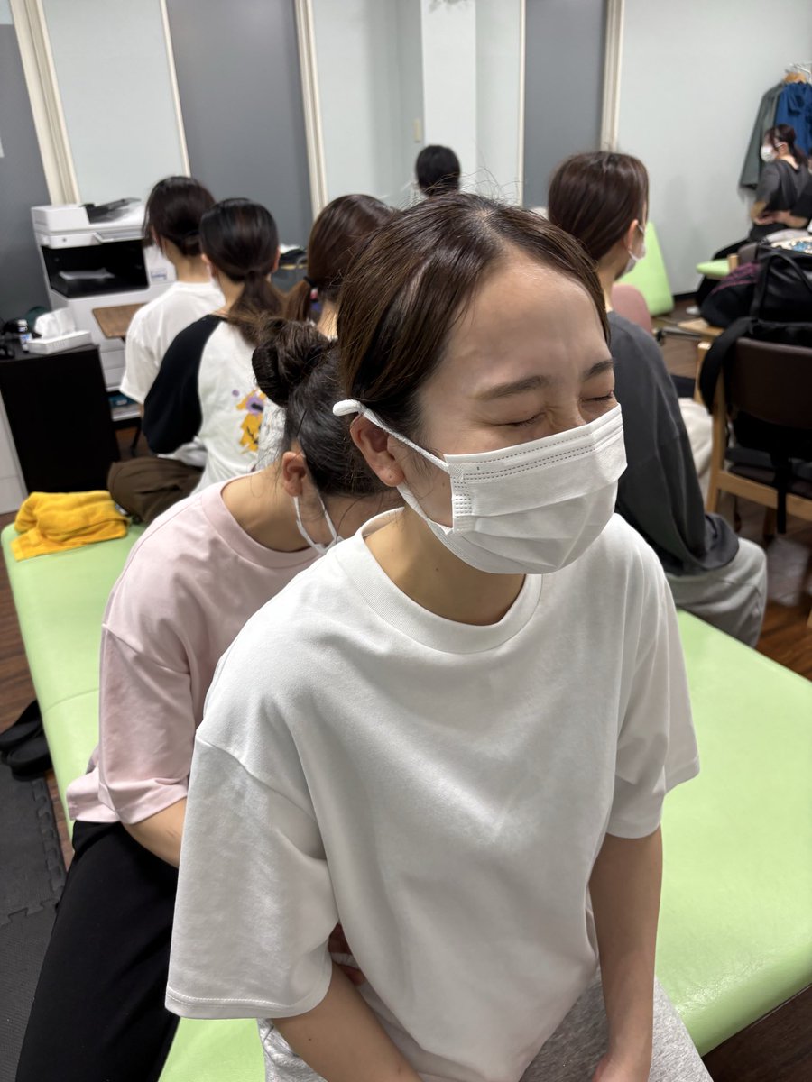 rehamano2020's tweet photo. 昨日は座位での体幹への介入について

前回の臥位から座位へ

BOSが狭まる事で、人間の活動は自由度が増す

その一方で体を保持するために、筋緊張は高くなる

まずは座位を保持するためにどの様な情報を伝えるのか？

昨日は坐骨・骨盤・腹部・皮膚の観点から介入を皆さんと一緒に学ばせて頂きました https://t.co/KXDErylqnc