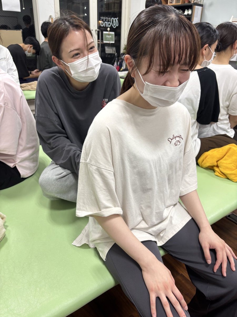 rehamano2020's tweet photo. 昨日は座位での体幹への介入について

前回の臥位から座位へ

BOSが狭まる事で、人間の活動は自由度が増す

その一方で体を保持するために、筋緊張は高くなる

まずは座位を保持するためにどの様な情報を伝えるのか？

昨日は坐骨・骨盤・腹部・皮膚の観点から介入を皆さんと一緒に学ばせて頂きました https://t.co/KXDErylqnc