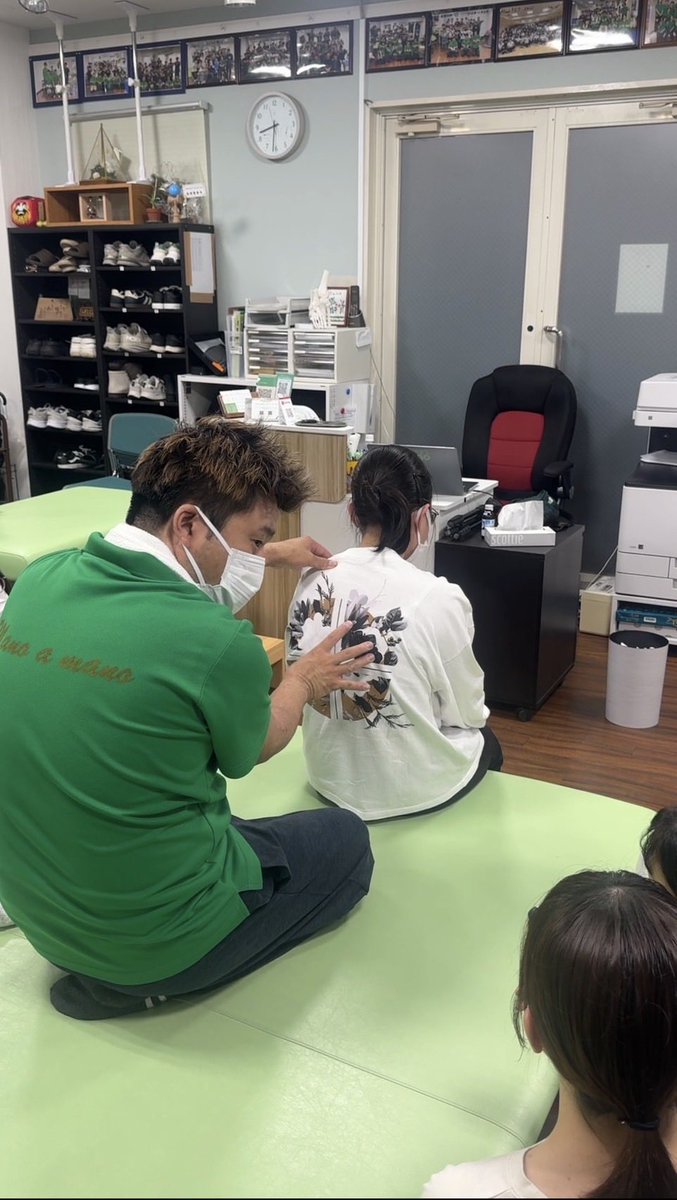 rehamano2020's tweet photo. 昨日は座位での体幹への介入について

前回の臥位から座位へ

BOSが狭まる事で、人間の活動は自由度が増す

その一方で体を保持するために、筋緊張は高くなる

まずは座位を保持するためにどの様な情報を伝えるのか？

昨日は坐骨・骨盤・腹部・皮膚の観点から介入を皆さんと一緒に学ばせて頂きました https://t.co/KXDErylqnc