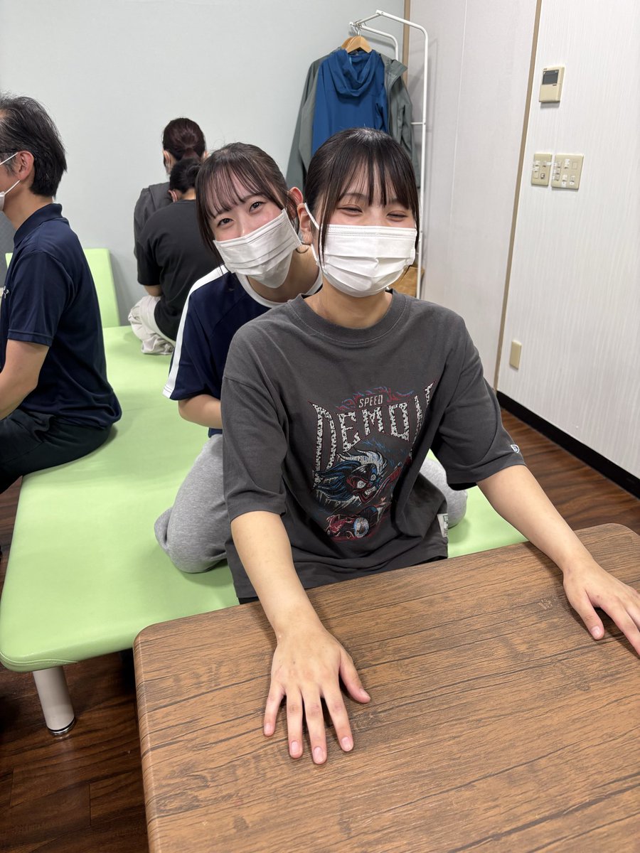 rehamano2020's tweet photo. 昨日は座位での体幹への介入について

前回の臥位から座位へ

BOSが狭まる事で、人間の活動は自由度が増す

その一方で体を保持するために、筋緊張は高くなる

まずは座位を保持するためにどの様な情報を伝えるのか？

昨日は坐骨・骨盤・腹部・皮膚の観点から介入を皆さんと一緒に学ばせて頂きました https://t.co/KXDErylqnc