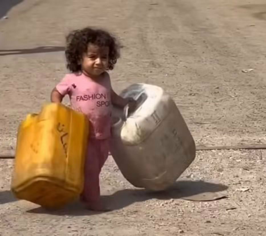 m78203's tweet photo. Dünya sana ne zaman çok dar gelse, Gazze'deki çocukların ve insanların içinde bulunduğu zor durumu; şiddetli açlık ve susuzluk nedeniyle çektikleri ıstırabı hatırla. https://t.co/aLdYCLOQvr