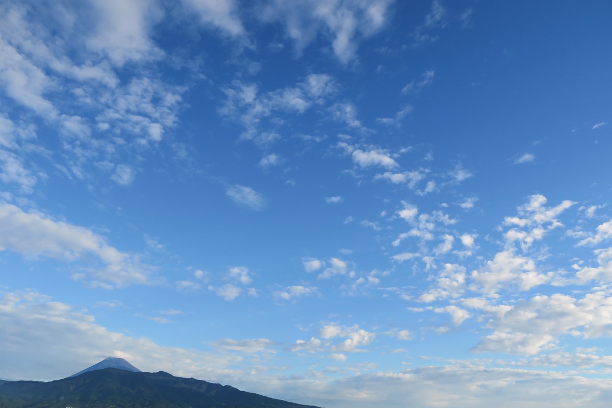 aminobu's tweet photo. ひさびさの青空と白雲の朝
これだけで気分が��い
隠遁生活者にとっては、気分の上げ下げの７割くらいは天気に左右されそうな気がする https://t.co/ekbpeqIekr