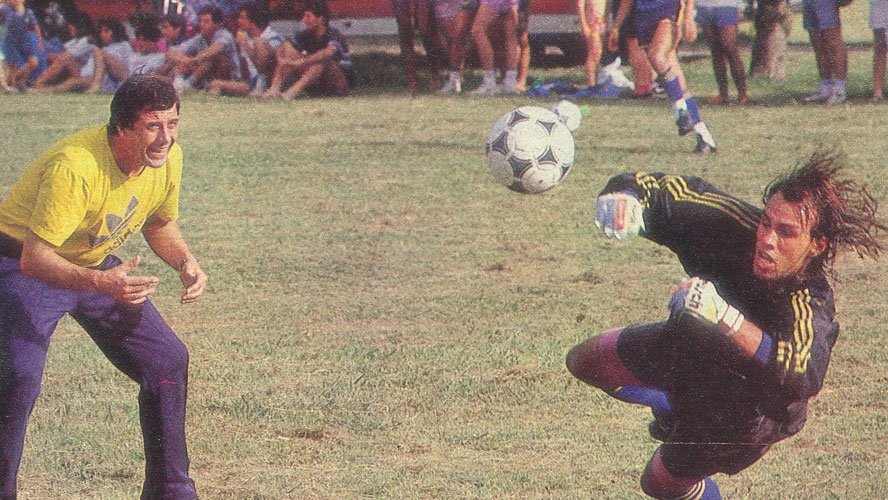 TikiTikiBJ's tweet photo. “Boca Juniors brinda a sus hinchas cosas que la vida no les da... Hay quienes se levantan y se duermen pensando en Boca.” https://t.co/N1GipxJxUC