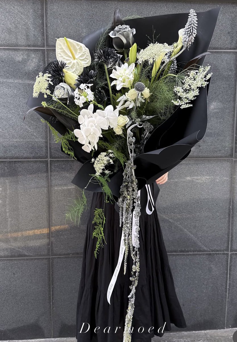 SSimbat2030's tweet photo. IG: Dear.moed

Flower bouquet was sent to Dex during his filming commercial as Ambassador for XEXYMIX !

#DEX #덱스 https://t.co/BX8ToI98qH