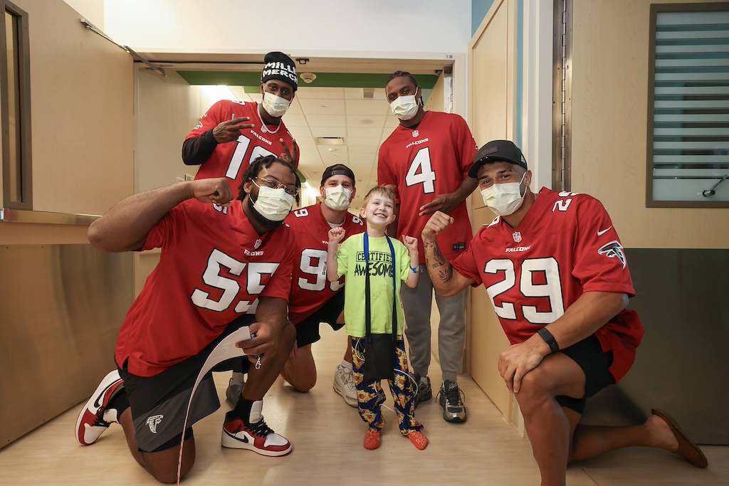 childrensatl's tweet photo. Touchdown! 🏈
 
The @AtlantaFalcons made an incredible play by surprising patients and delivering special gifts at Arthur M. Blank Hospital this week. Thank you for stopping by and rising up to brighten everyone’s day! https://t.co/HdCr1qwFz9
