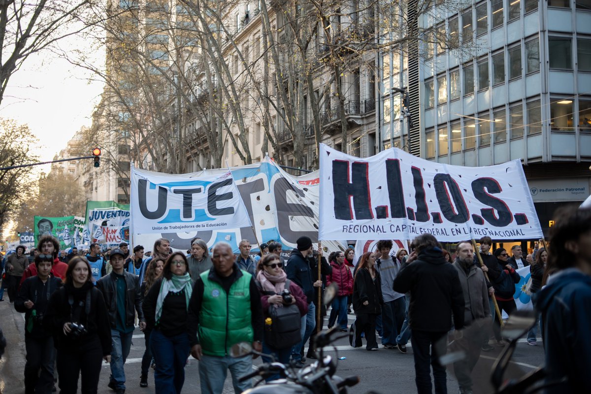 utectera's tweet photo. ✏️ A 50 años de la Noche de los Lápices nos movilizamos junto a estuadiantes secundarios y organismos de derechos humanos porque el futuro no se vende. 

No permitiremos que nieguen la historia ni que abandonen el presente. 

¡SON 30.000! 🤍🫂 https://t.co/ON0DyHK5rV