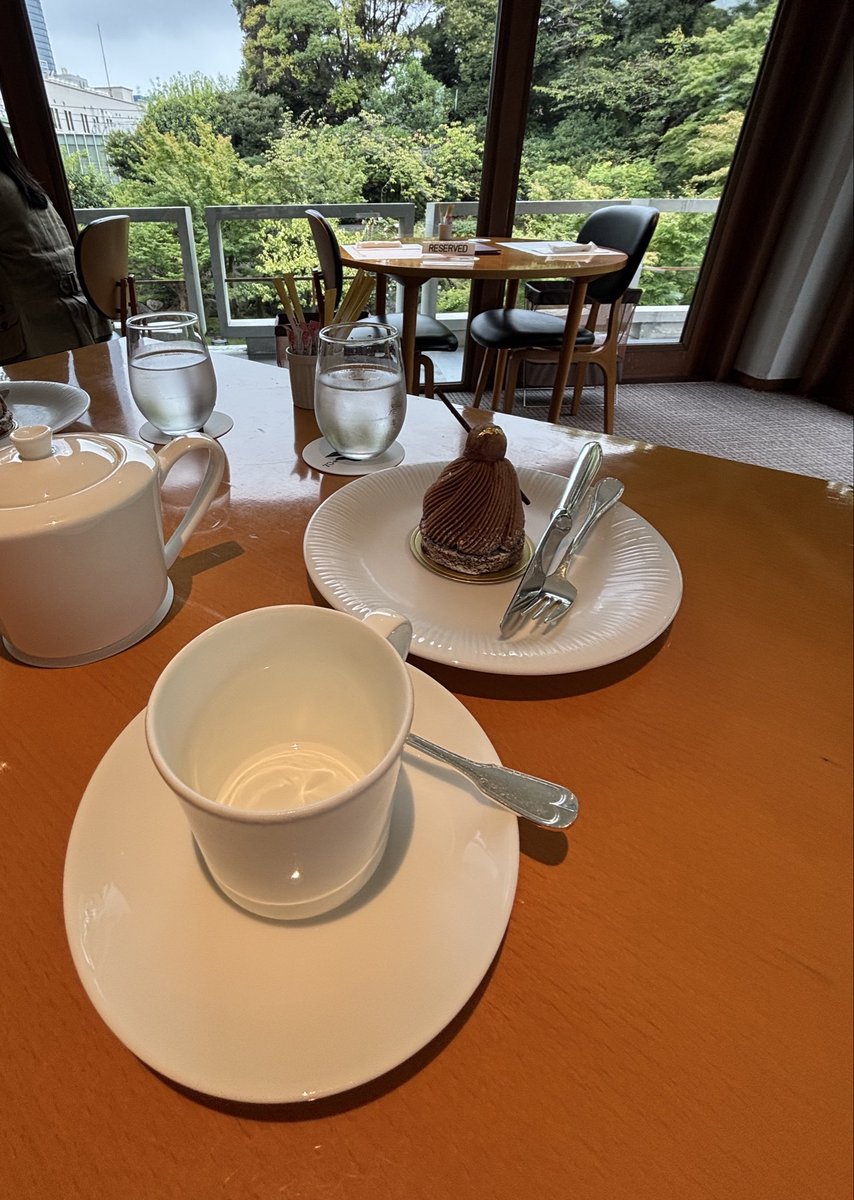 TOKYOdekosodate's tweet photo. 六本木・麻布十番で
「ここ知ってる？」と言いたくなるカフェ☕️

国際文化会館1Fの「ザ・ガーデン」

全面ガラス張りの店内から見える庭園が見事✨ 都会にいることを忘れるような絶景です

ケーキセットをいただきました🍰 なんとケーキはオークラから どうりで美味しい😋

六本木・麻布十番で 「静かに話せるカフェ」を探している方におすすめです✨

📍ザ・ガーデン

東京都港区六本木5-11-16 
国際文化会館 1F