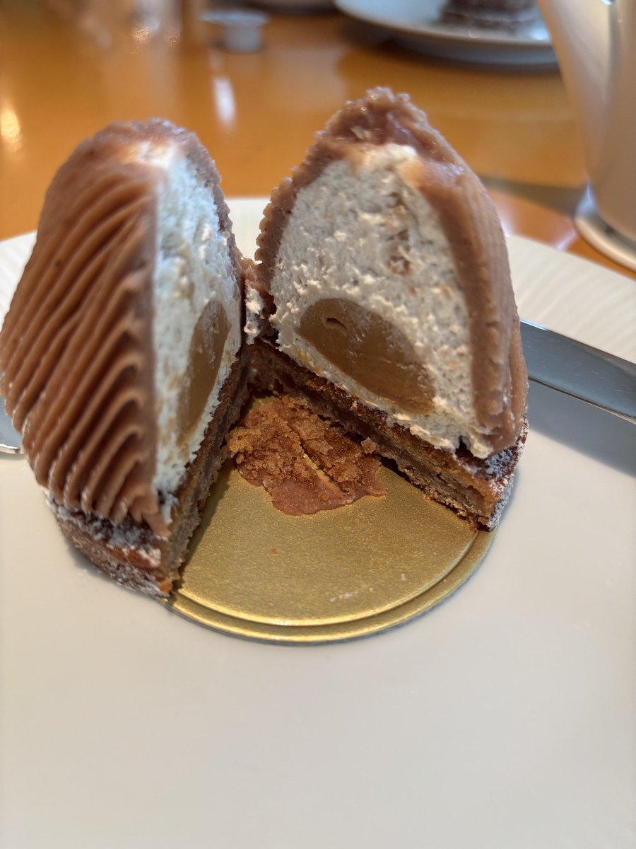 TOKYOdekosodate's tweet photo. 六本木・麻布十番で
「ここ知ってる？」と言いたくなるカフェ☕️

国際文化会館1Fの「ザ・ガーデン」

全面ガラス張りの店内から見える庭園が見事✨ 都会にいることを忘れるような絶景です

ケーキセットをいただきました🍰 なんとケーキはオークラから どうりで美味しい😋

六本木・麻布十番で 「静かに話せるカフェ」を探している方におすすめです✨

📍ザ・ガーデン

東京都港区六本木5-11-16 
国際文化会館 1F