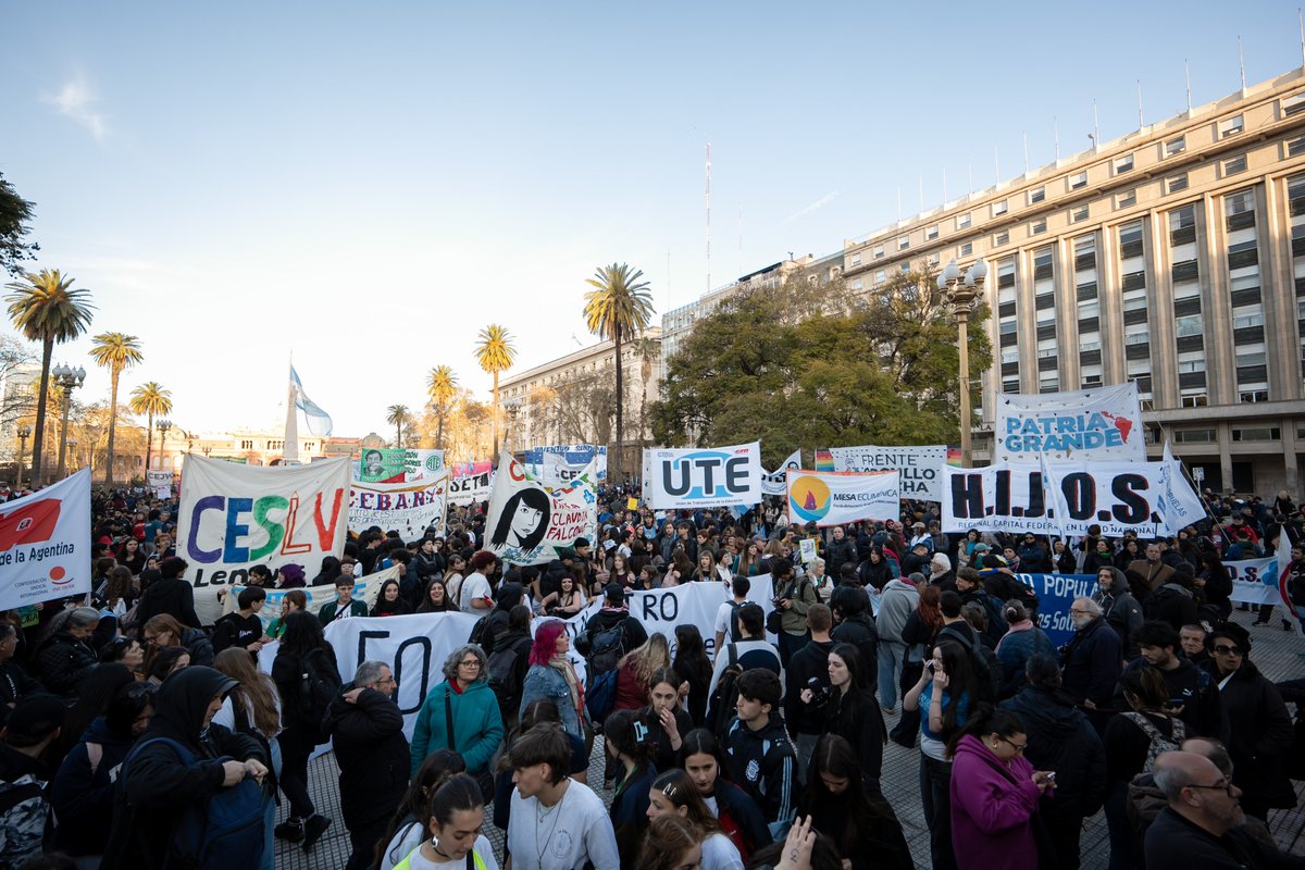 utectera's tweet photo. ✏️ A 50 años de la Noche de los Lápices nos movilizamos junto a estuadiantes secundarios y organismos de derechos humanos porque el futuro no se vende. 

No permitiremos que nieguen la historia ni que abandonen el presente. 

¡SON 30.000! 🤍🫂 https://t.co/ON0DyHK5rV