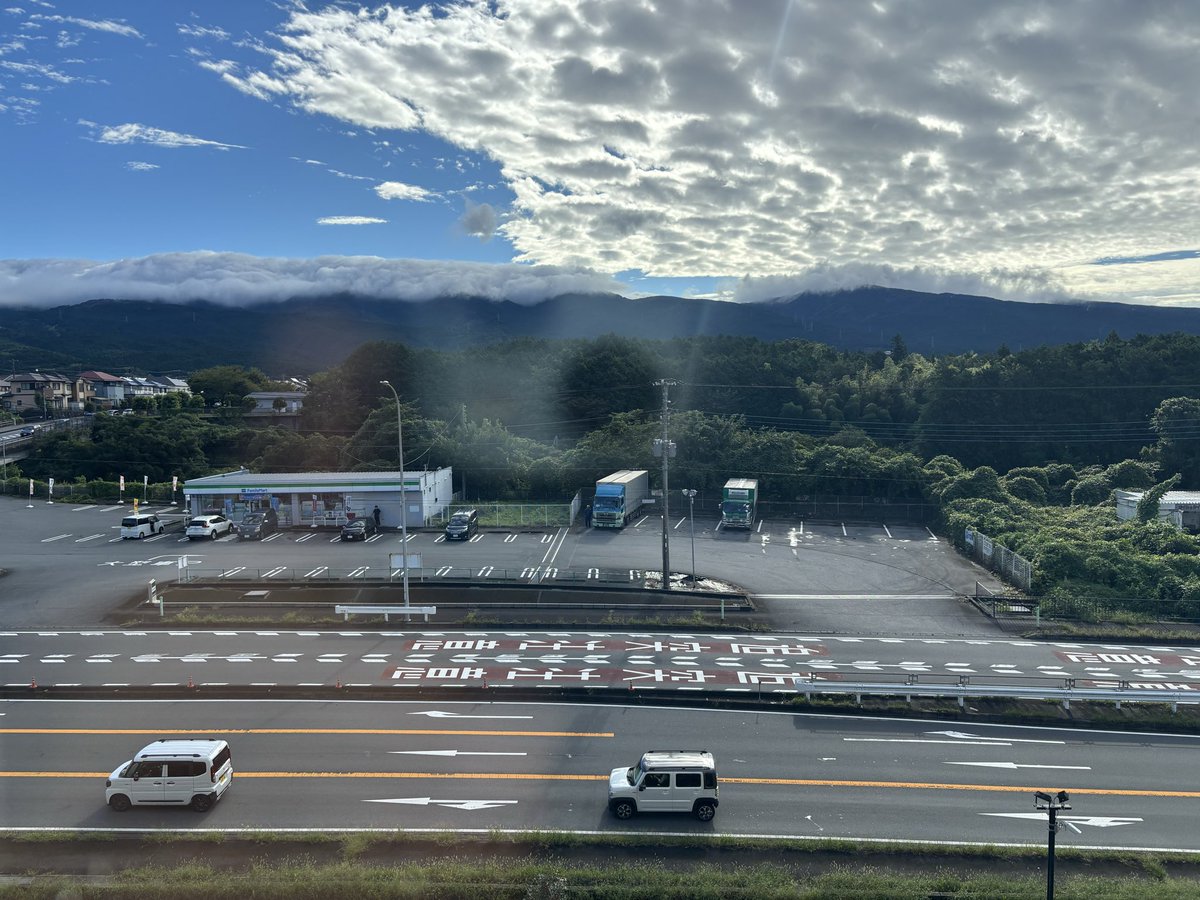 mar_6811's tweet photo. 御殿場宿泊の朝
…窓の方角が箱根って💧

お日様がでてるだけで(T-T)嬉しい

アマテラス様に感謝☀️ https://t.co/GkxAgRDzqj