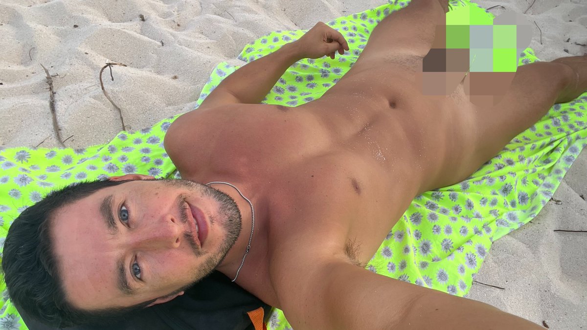 leonelmagarello's tweet photo. Disfrutando hoy en la
Playita 

Quien se suma dale RT si te sumarias 
Y like si te gusta el nudismo https://t.co/YsTlKPw1hj