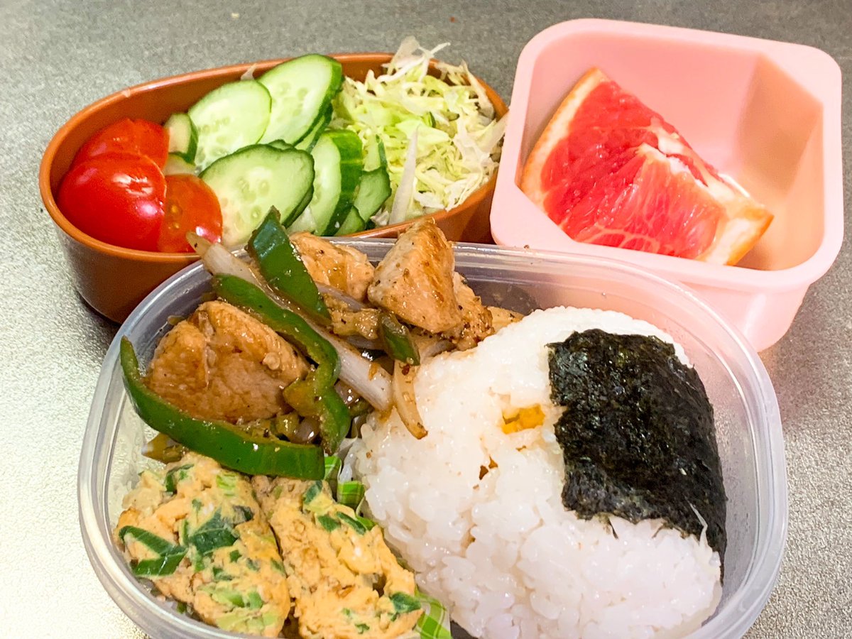 tckms's tweet photo. 最高気温25℃
最低気温13℃
晴れ

野菜サラダ
ルビーグレープフルーツ
ネギ入り卵焼き
鶏むねアメリカンミックス炒め
ピリ辛壺漬けオニギリお具はみ出る

あ〜遅刻〜
お顔と歯磨きは会社で！ https://t.co/ie3LbWQ1v7
