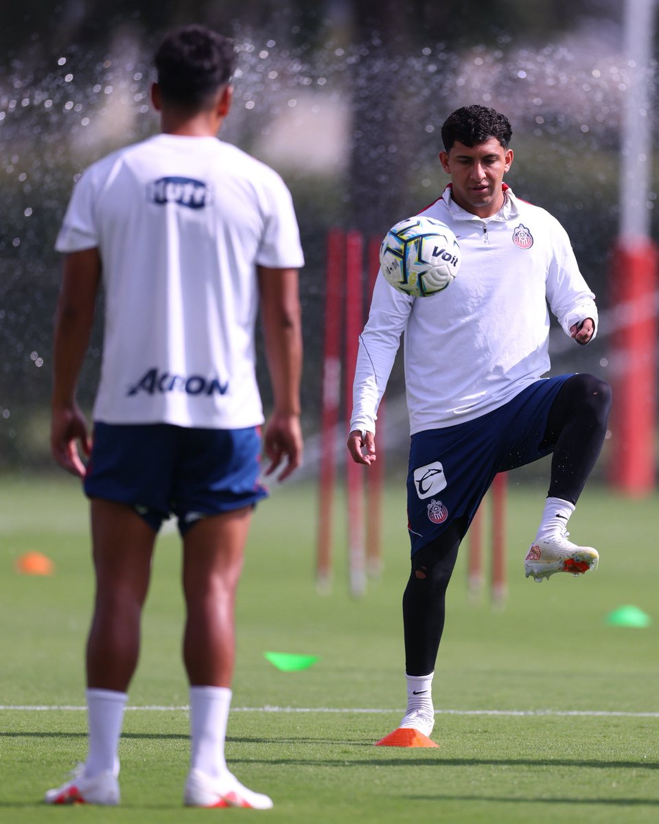 Chivas's tweet photo. 👊🏼 ¡Enfocados en #ElClásicoDeMéxico! 🔥 https://t.co/ijRYLURrYX