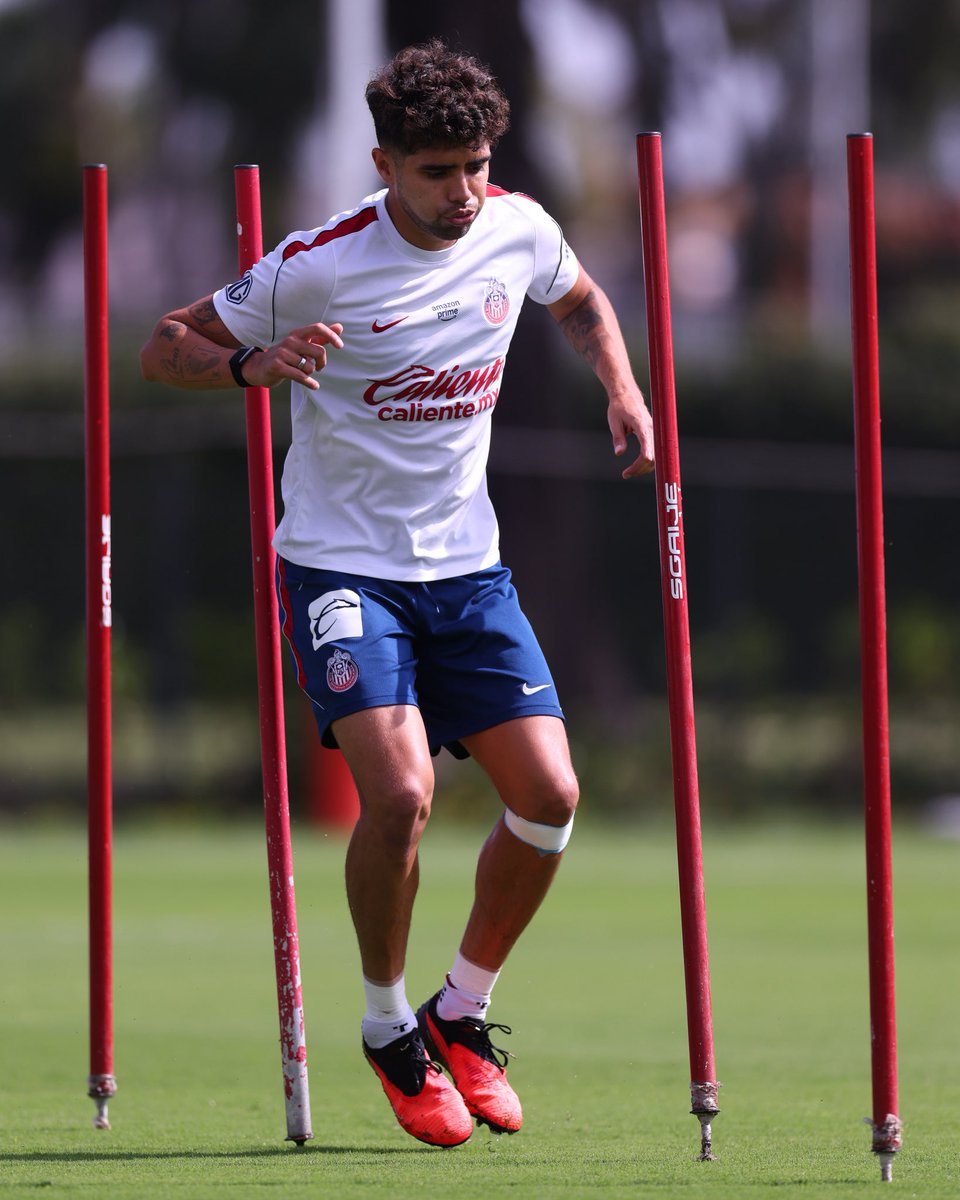 Chivas's tweet photo. 👊🏼 ¡Enfocados en #ElClásicoDeMéxico! 🔥 https://t.co/ijRYLURrYX