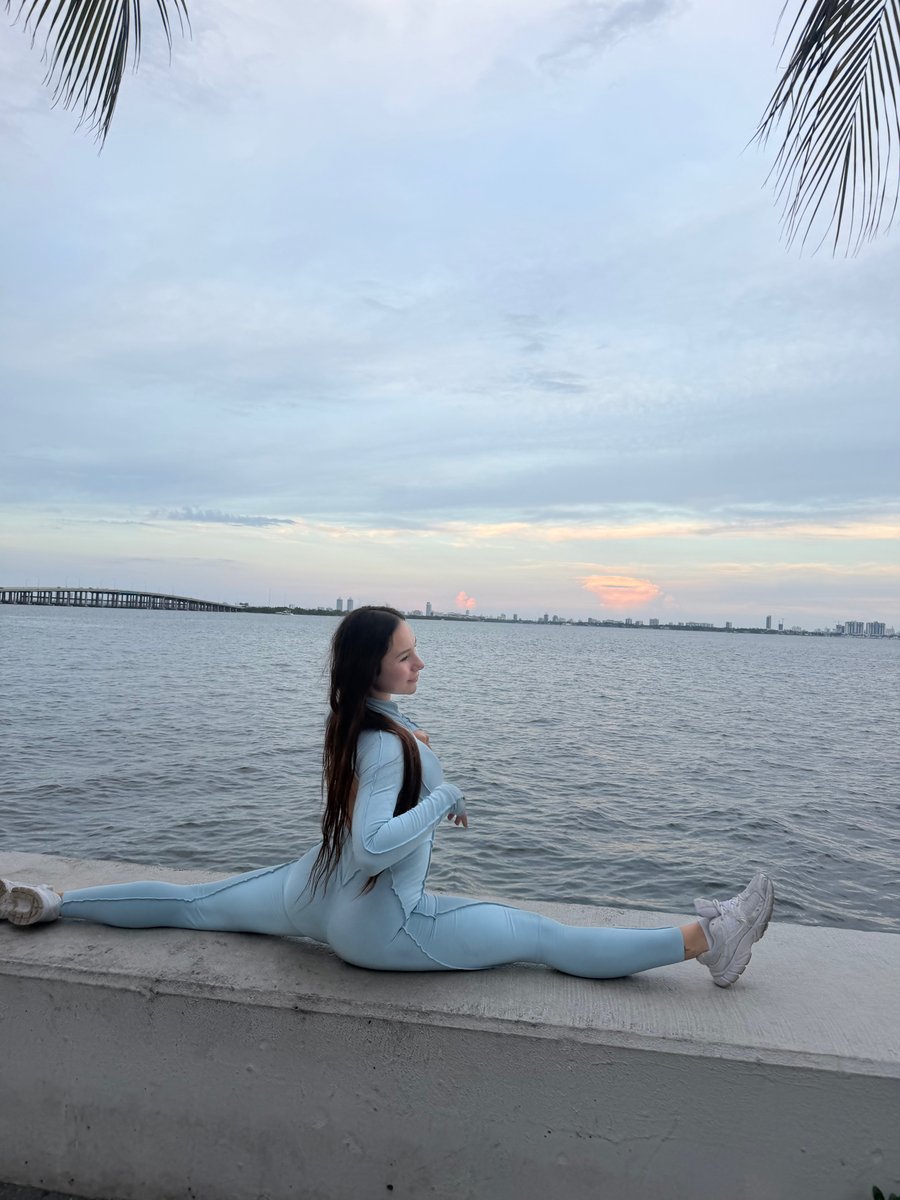 Valercherry's tweet photo. couldn't ask for a better place to stretch 🥰 https://t.co/Xm1wNorulj