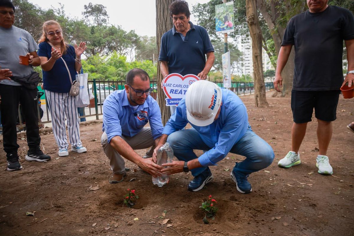 Carlos_Bruce's tweet photo. 🌱 El Campo de Marte merece ser protegido, no destruido. Por eso, firmamos un compromiso para defender sus áreas verdes y preservar este importante pulmón de Lima. Junto a los vecinos, seguiremos trabajando para que nuestros árboles y espacios públicos sean respetados y cuidados. 🇵🇪

#TechitoBruce #TechitoParaLima #TechitoLaSolucion #Elecciones2026 #AlcaldeDeLima