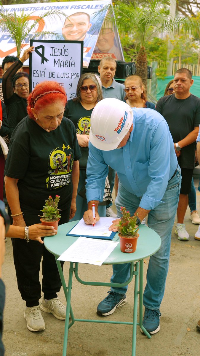 Carlos_Bruce's tweet photo. 🌱 El Campo de Marte merece ser protegido, no destruido. Por eso, firmamos un compromiso para defender sus áreas verdes y preservar este importante pulmón de Lima. Junto a los vecinos, seguiremos trabajando para que nuestros árboles y espacios públicos sean respetados y cuidados. 🇵🇪

#TechitoBruce #TechitoParaLima #TechitoLaSolucion #Elecciones2026 #AlcaldeDeLima