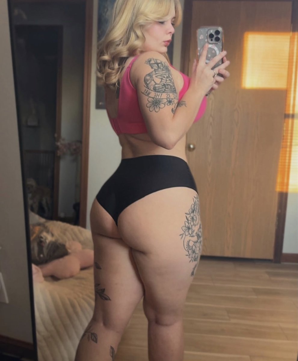 jubbilixx's tweet photo. do you guys think these shorts are to short ? or just right https://t.co/U9MgHXwH99