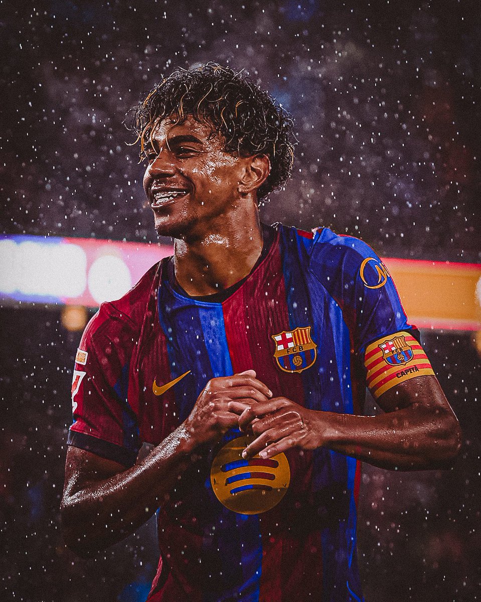 resenhaescrita's tweet photo. Tem algo no Lamine que faz tudo ser mais mágico. Ele ascendeu para o futebol no momento certo.

Em uma época de declínio natural da era Messi e Cristiano, surgiu um sucessor digno, mesmo não sendo da geração seguinte.

Joga de forma feliz, é ousado, se posiciona com personalidade e faz realmente na prática.

Hoje, se tem um jogador que você pensa: “vou parar tudo para ver ele jogar”, ele se chama Yamal.

Essa braçadeira é ainda mais impactante na minha visão.

Enfim, Lamine Yamal é o futebol.
