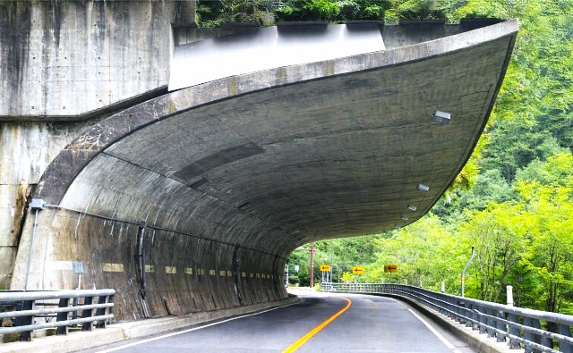 mlit_hkd_sp's tweet photo. 【定山渓国道を支える構造物群】④
続いて紹介するのは『#仙境覆道』
雪崩対策、除雪作業、景観への配慮など複数の機能を統合して生まれた独特の造形。上部の曲線形状はロータリー除雪車が雪を飛ばす放物線に合わせてます。
※札幌駅前通地下歩行空間において、9月28日までパネル展を開催しています。 https://t.co/9B5AQSpZTn