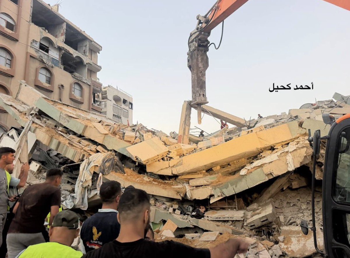 nadratibi23's tweet photo. 8 people killed13 injured and 60 missing after a residential building collapsed west of Gaza City. Civil defence teams continue search and rescue operations and efforts to recover those trapped beneath the rubble, amid a severe shortage of equipment needed for rescue operations😭 https://t.co/zqyyvkOGUU