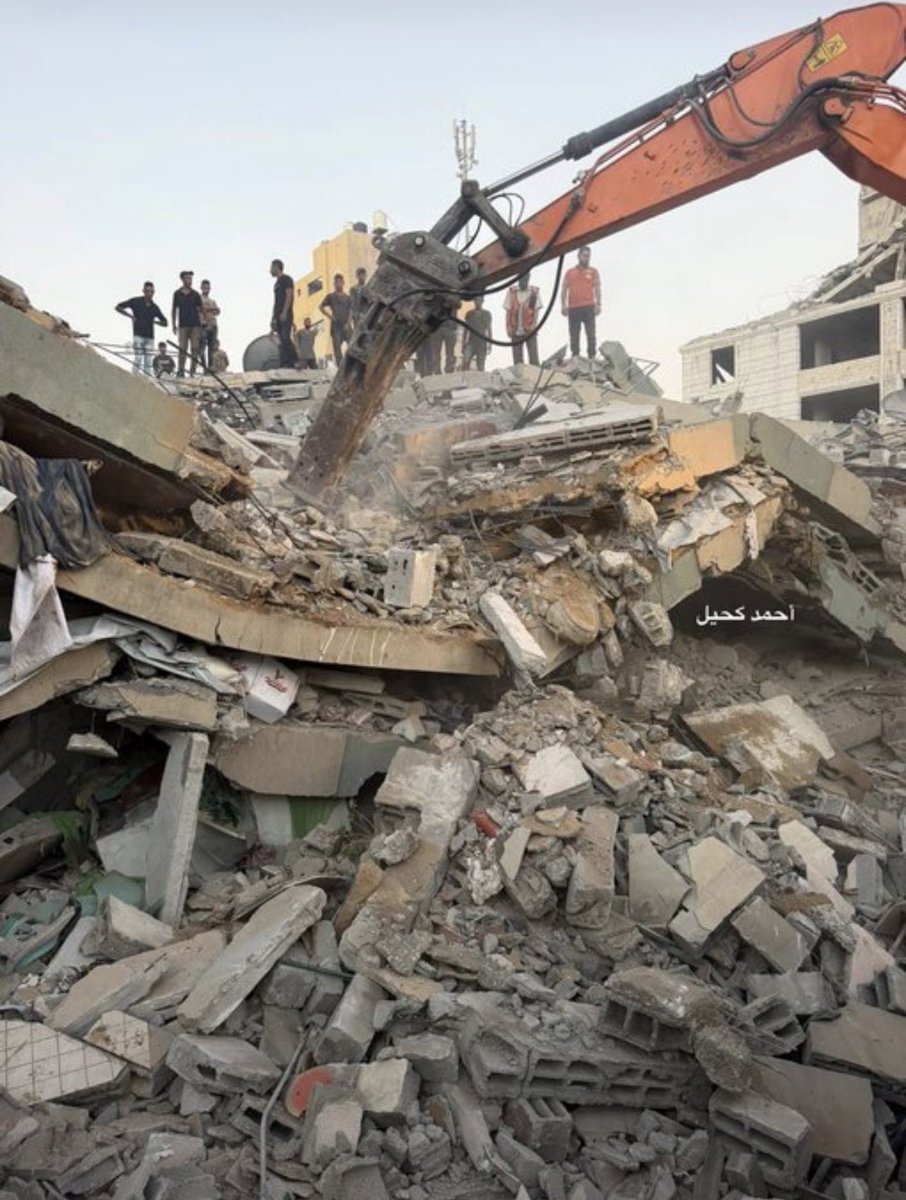 nadratibi23's tweet photo. 8 people killed13 injured and 60 missing after a residential building collapsed west of Gaza City. Civil defence teams continue search and rescue operations and efforts to recover those trapped beneath the rubble, amid a severe shortage of equipment needed for rescue operations😭 https://t.co/zqyyvkOGUU
