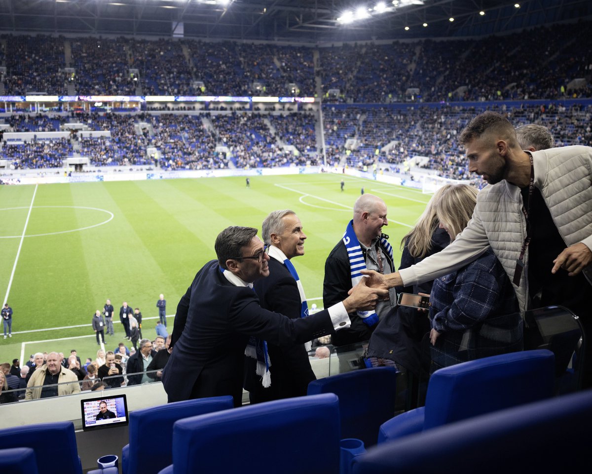 MarkJCarney's tweet photo. La première fois où j’ai assisté à un match d’Everton, c’était dans le cadre de la coupe FA en 1989. Malheureusement, les choses ne se sont pas déroulées comme prévu.

Ce soir, l’équipe n’a pas déçu.

Merci de l’invitation, @andyburnham. https://t.co/3wUf7VRhyt