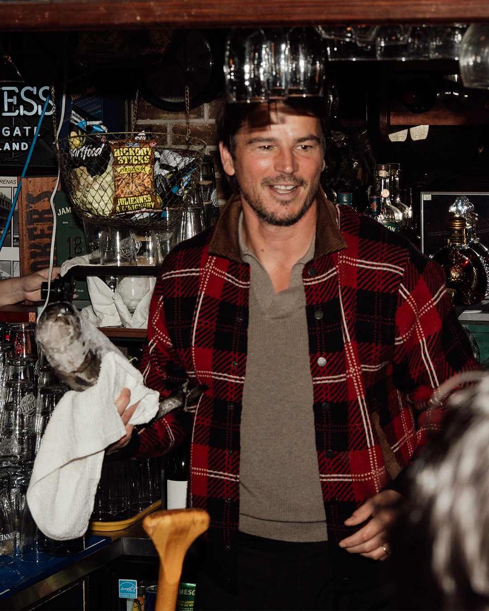 hartnettfiles's tweet photo. “Josh Hartnett screeching us in” 💋🐟

via netflixca on instagram https://t.co/TcYy1YFlKc