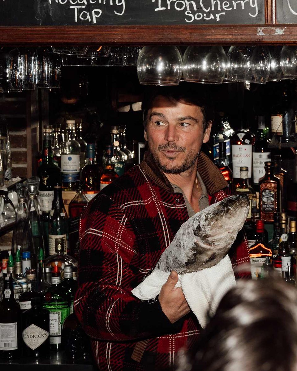 hartnettfiles's tweet photo. “Josh Hartnett screeching us in” 💋🐟

via netflixca on instagram https://t.co/TcYy1YFlKc