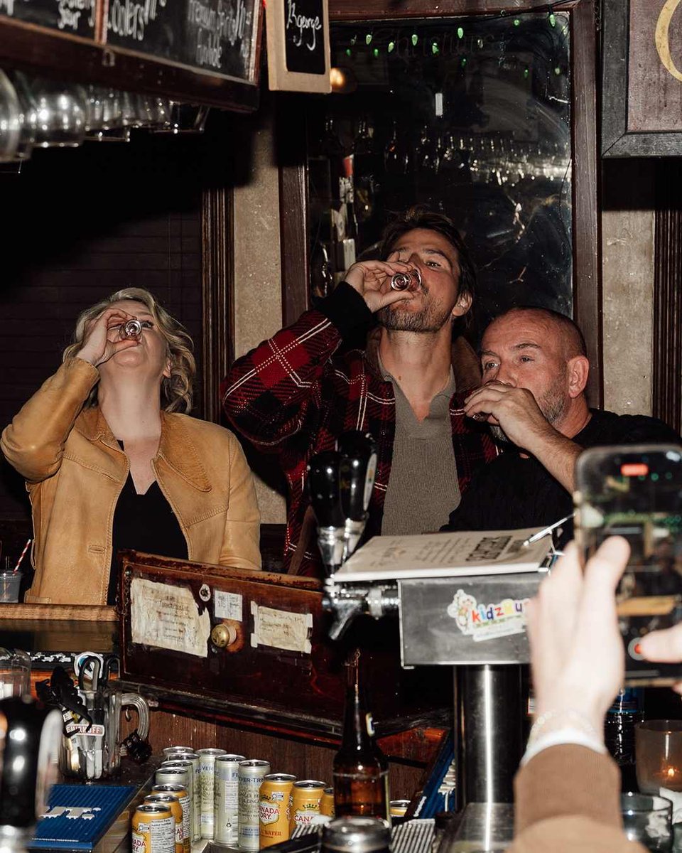 hartnettfiles's tweet photo. “Josh Hartnett screeching us in” 💋🐟

via netflixca on instagram https://t.co/TcYy1YFlKc