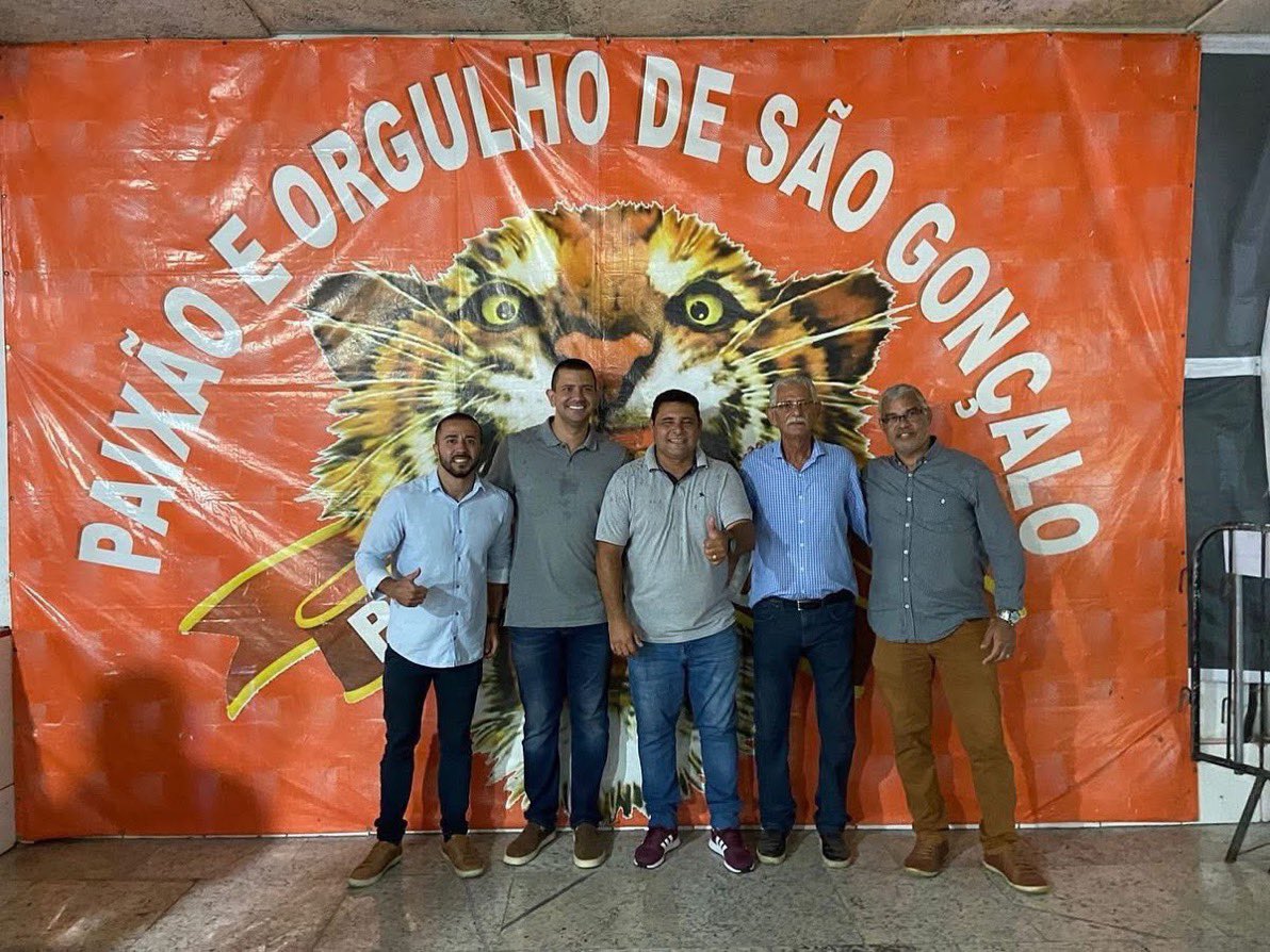 joaovnovoa's tweet photo. Mais fotos de Douglas Ruas curtindo o carnaval começaram a circular. É muita falta de vergonha um cara que já desfilou por uma escola e já curtiu o camarote da Sapucaí atacar o maior patrimônio cultural do Rio. https://t.co/bslHvBwjDg