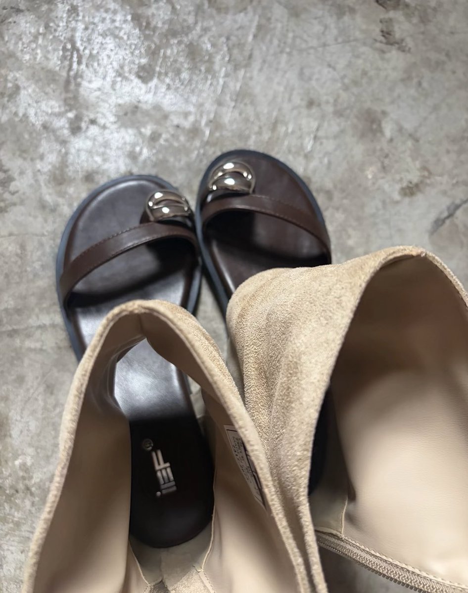 Jibuseamg6's tweet photo. #扫楼 #扫楼打胶 凌晨天亮了就起来扫楼 感觉夏天传这鞋很臭脚 https://t.co/FJxaX9S3ck