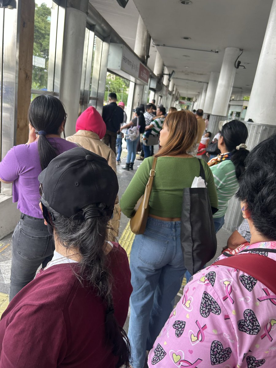 Simone08519662's tweet photo. oye @MetrobusCDMX se supone q ya estás trabajando pero llevamos 20 minutos en la terminal de Buenavista esperando pase uno de tus vehículos q vaya a la joya o caminero y no llegan,nos puedes avisar si habrá servicio o mandar a q nos regresen el pasaje xq tus choferes son huevones https://t.co/0YbrjdAhcW