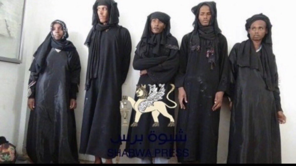 njorp_t's tweet photo. 🚨 BREAKING: A photo showing Houthi fighters fleeing from Saudi soldiers while disguised in women’s clothing to avoid being identified. https://t.co/eGsiWbu81a