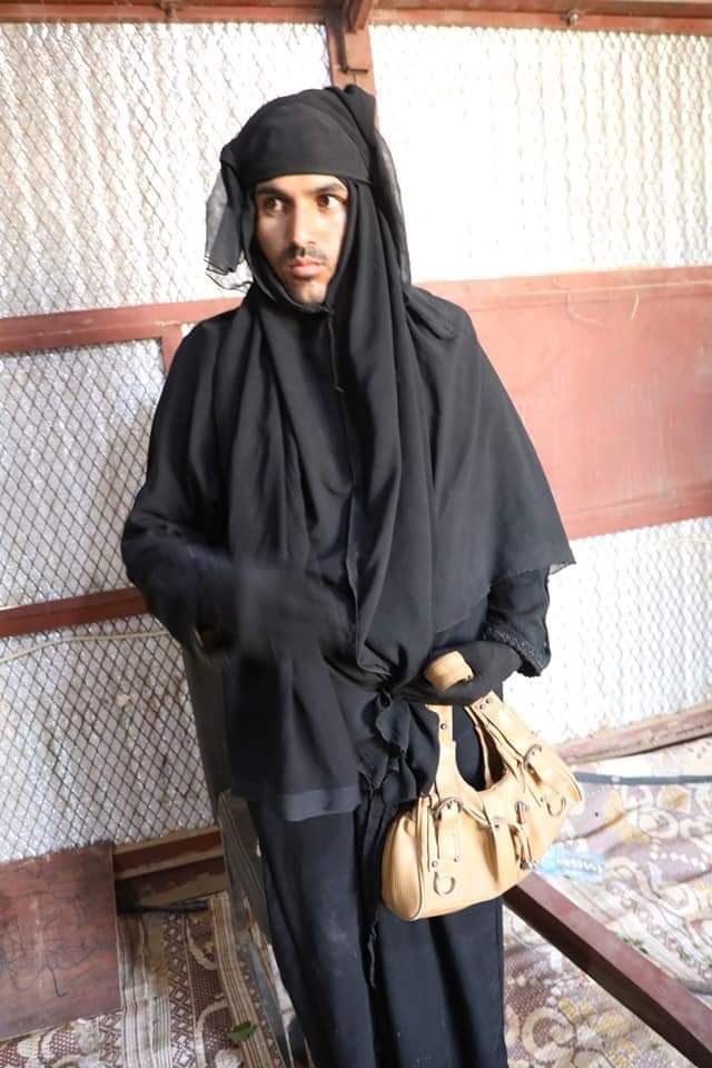 njorp_t's tweet photo. 🚨 BREAKING: A photo showing Houthi fighters fleeing from Saudi soldiers while disguised in women’s clothing to avoid being identified. https://t.co/eGsiWbu81a