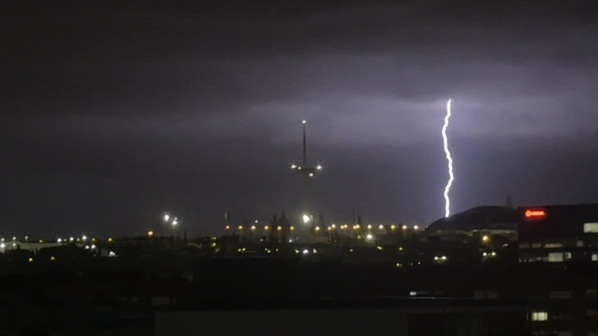 coronelportero's tweet photo. a Barcelona ja hi han arribat! @3CatInfoelTemps https://t.co/5E4YS6z80U