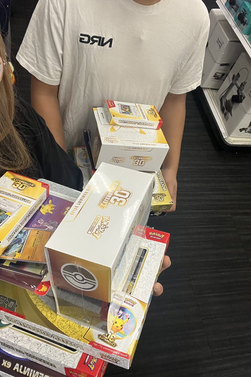 ghostieghxst's tweet photo. @PokeNabu got to target at 6:40am, my cousin and i got 1 of everything https://t.co/oJD26z8tHm