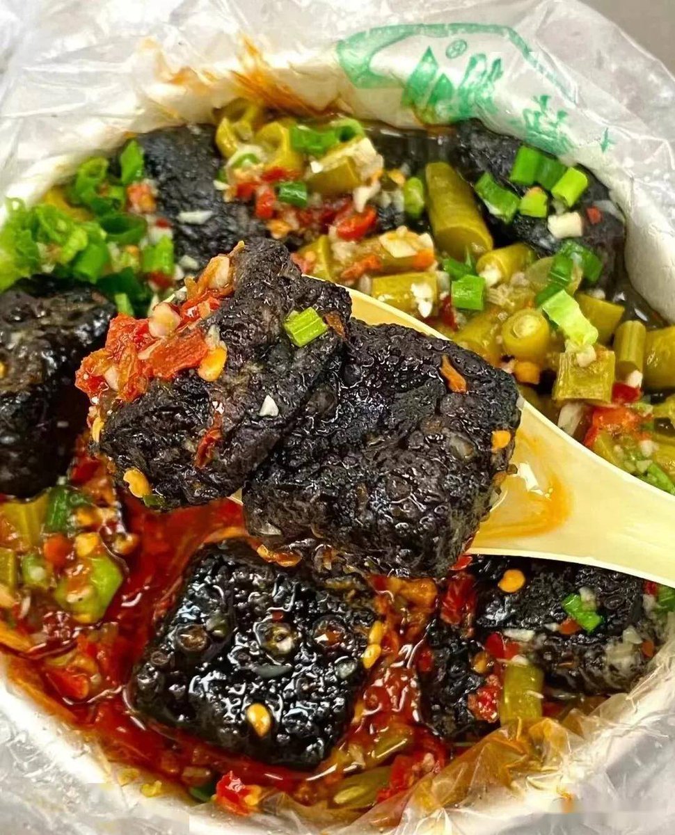 bravoyou's tweet photo. Try this crispy fried stinky tofu from the night stall—extra spicy sauce hits different! ， https://t.co/UOgOfz5eLe