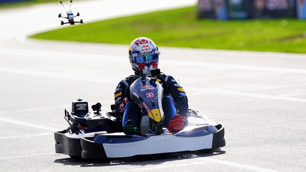 focusonline's tweet photo. Verstappen schafft Mega-Challenge in nur 15 Runden https://t.co/EhhFs3djAA https://t.co/qr9FSVr31J