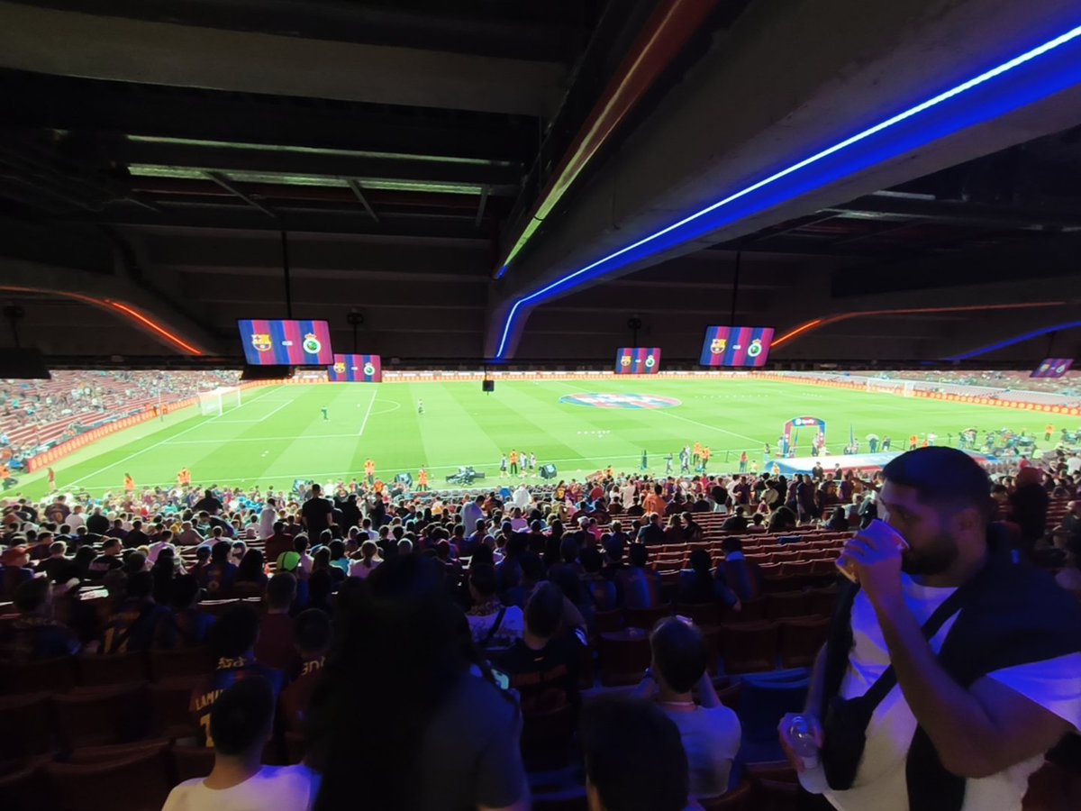 jocv090467's tweet photo. @anem_pams @FCBarcelona_cat no..... però ara estic a tribuna 1a galeria, i et puc assegurar que el 80% són guiris, així entendràs perquè es van esgotar? perquè socis no són, i les han comprat al moment, O sigui, on estan venudes a algú que fa trapitxeo... això fa molta pudor, oi @FCBarcelona https://t.co/rG4mdMaVHa