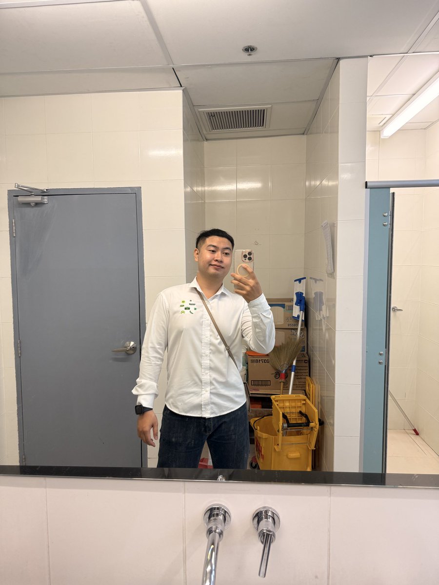 PhongsathonKQ's tweet photo. Me in public                 Me in my room https://t.co/NFYcdOvTJS