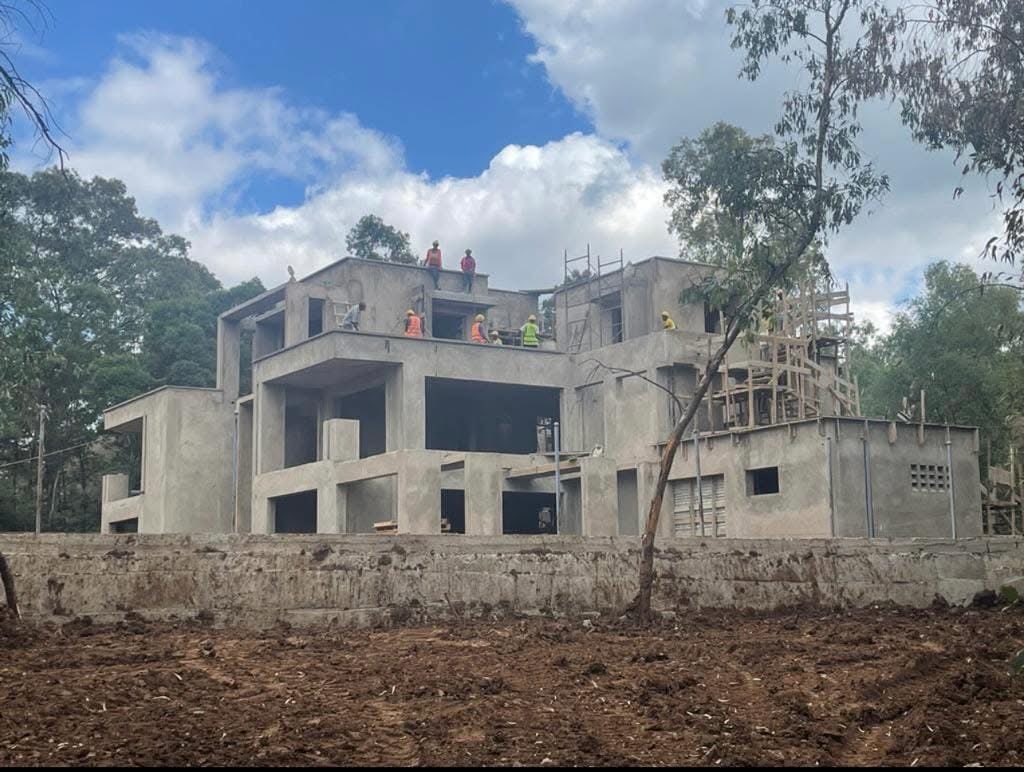 Debco_Construct's tweet photo. ⚙️ Site progress advances at Karen, Nairobi County for our 7-bedroom luxury mansion project✨ Construction underway for this exclusive residence, featuring a grand entrance lobby, open terraces, home spa, and private gym. 🏠
#Debco #7bedroom #Karen #Nairobi #mansa #KarenMansion https://t.co/lKW1NSZYmn